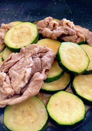 ピリ旨！ズッキーニと豚肉のわさび醤油炒め-レシピのメイン写真