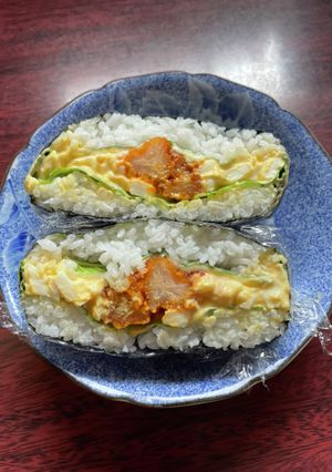 ヤンニョムチキンでおにぎらず-レシピのメイン写真