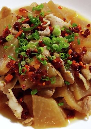 食べるラー油をのせて♪がっつり豚バラ大根-レシピのメイン写真