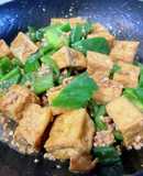 ピーマンたっぷり＊厚揚げで簡単カレー麻婆