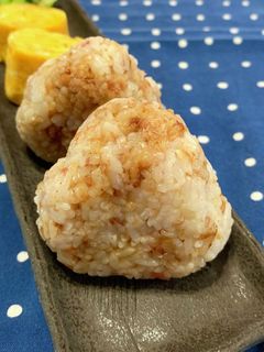 我が家の定番!梅しょう油おかかおにぎり-レシピのメイン写真