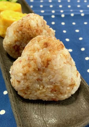 我が家の定番!梅しょう油おかかおにぎり-レシピのメイン写真
