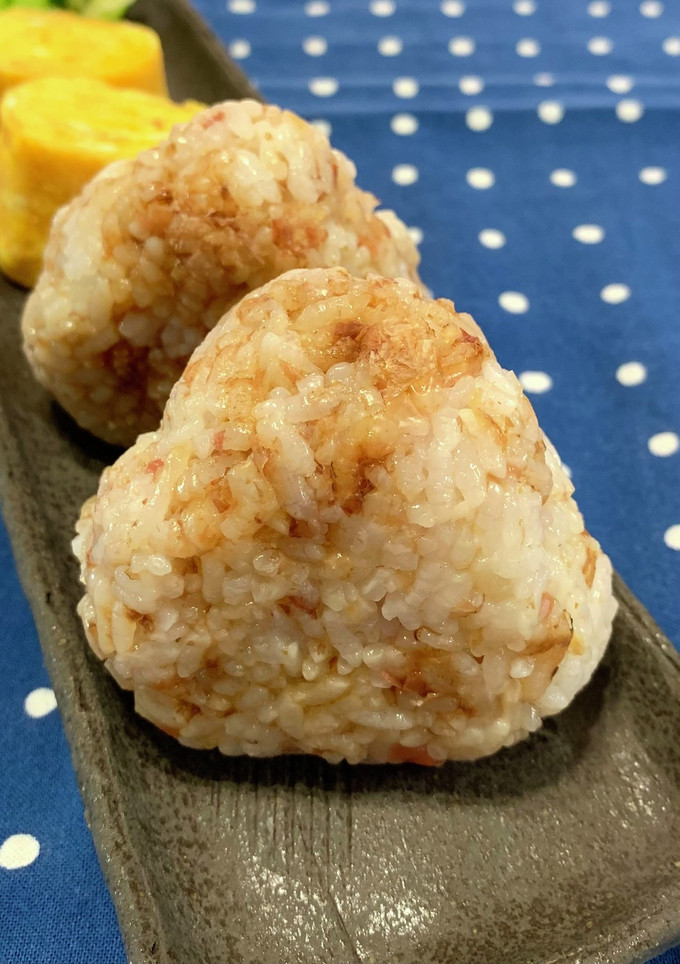 我が家の定番！梅しょう油おかかおにぎり-レシピのメイン写真