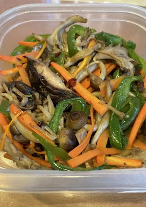 キノコと彩り野菜のニンニク醤油バター炒め-レシピのメイン写真