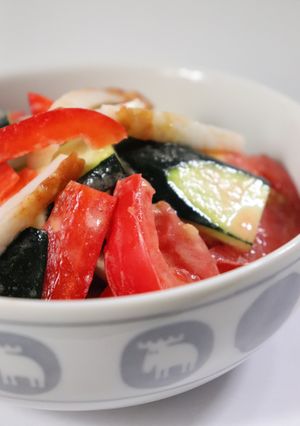 カレー粉が味噌♪夏野菜と焼ちくわの和え物-レシピのメイン写真