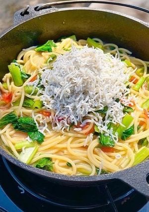 ダッチオーブンで!しらすと小松菜のパスタ-レシピのメイン写真