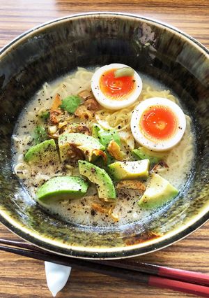 マルちゃん正麺でアボカド鶏白湯ラーメン-レシピのメイン写真