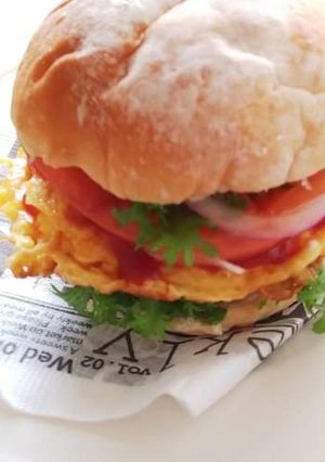オムレツサラダバーガー-レシピのメイン写真