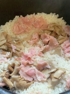 簡単!生ハムとキノコの炊き込みご飯-レシピのメイン写真