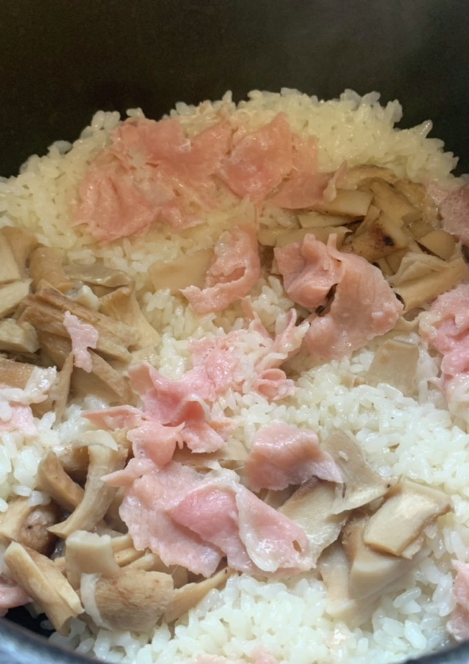 簡単！生ハムとキノコの炊き込みご飯-レシピのメイン写真