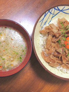 安く美味しく鶏皮ユッケ丼とついでスープ-レシピのメイン写真