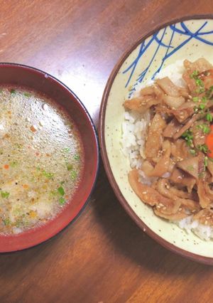 安く美味しく鶏皮ユッケ丼とついでスープ-レシピのメイン写真