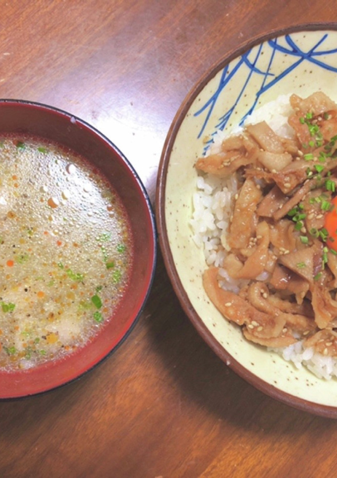 安く美味しく鶏皮ユッケ丼とついでスープ-レシピのメイン写真