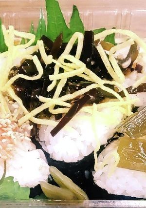 おにぎり弁当2号3兄弟&ごま錦糸茎わかめ-レシピのメイン写真