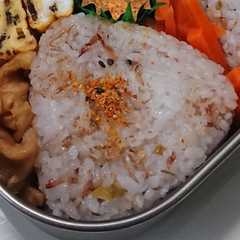 รูปของ おかか入り酢飯おにぎり