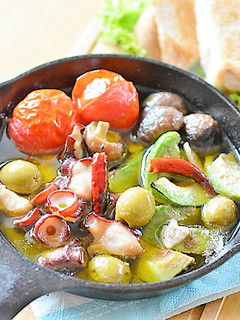 タコと色鮮やかな野菜のアヒージョ♪-レシピのメイン写真