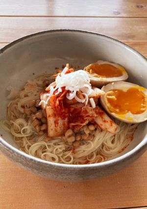 暑い夏にピッタリ！キムチ納豆そうめん-レシピのメイン写真