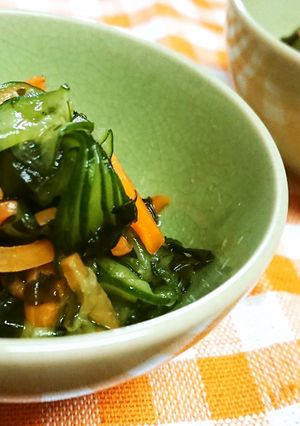 簡単!胡瓜と人参のわかめご飯のもと和え-レシピのメイン写真