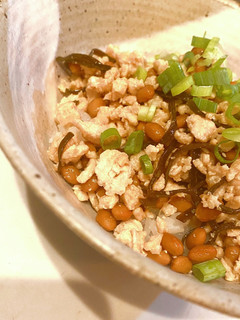 鶏ひき肉と塩昆布の納豆丼-レシピのメイン写真