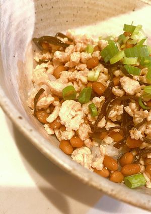 鶏ひき肉と塩昆布の納豆丼-レシピのメイン写真