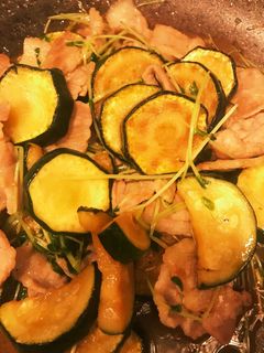 ズッキーニと豚バラのにんにくポン酢炒め-レシピのメイン写真