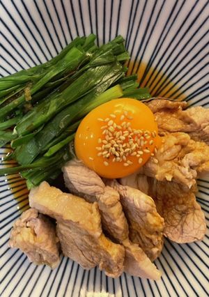 茹で豚と茹でニラの卵黄ニンニクソース-レシピのメイン写真