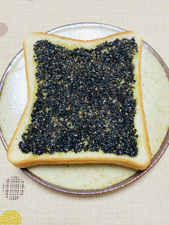 いり胡麻蜂蜜オリーブオイル黒胡椒トースト-レシピのメイン写真