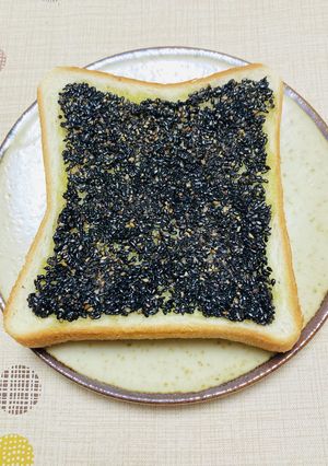 いり胡麻蜂蜜オリーブオイル黒胡椒トースト-レシピのメイン写真
