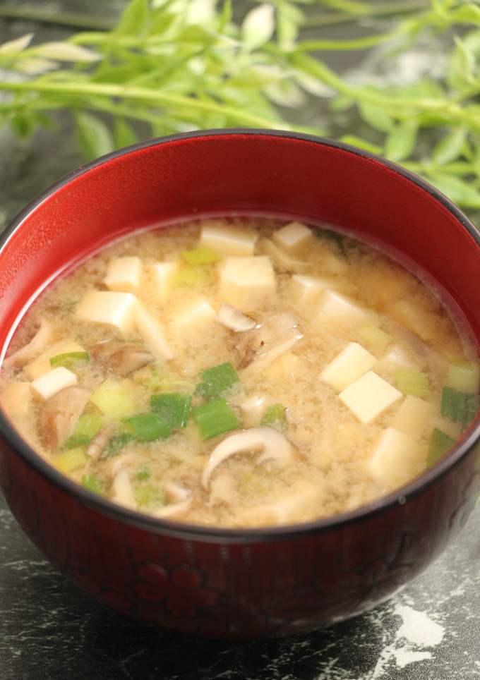簡単！黒舞茸と豆腐の生姜味噌汁-レシピのメイン写真