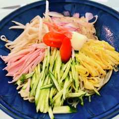 รูปของ つめたい麺にのせるとバエル具材