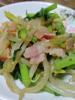 もやしとベーコンと大根の葉の炒め物-レシピのメイン写真