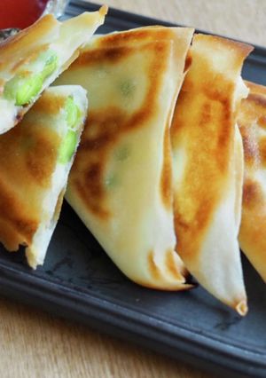 サッと1品！枝豆とチーズの焼き春巻き-レシピのメイン写真