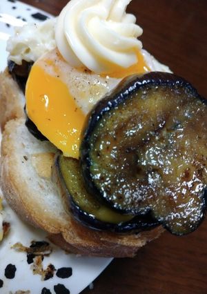 茄子と目玉焼きのオープンサンド-レシピのメイン写真