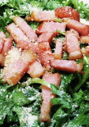 春菊は生で!ベーコンサラダ-レシピのメイン写真