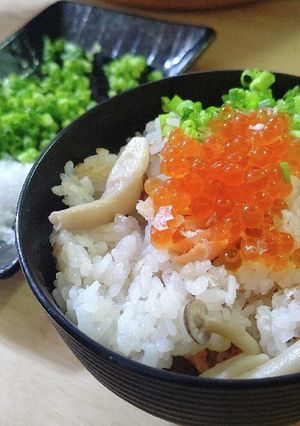 鮭とキノコの炊込ご飯イクラのせ-レシピのメイン写真