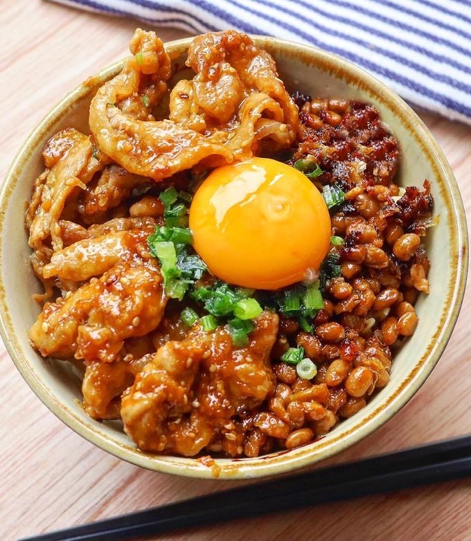 豚味噌×カリカリ焼き納豆のスタミナ丼 by 杉山かふん 【クックパッド