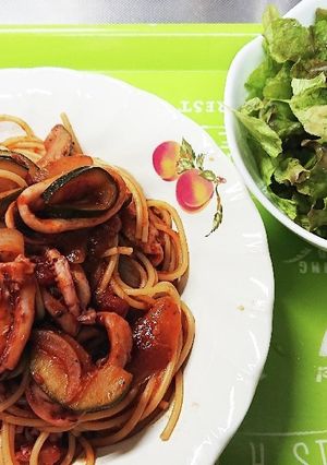 スルメイカとズッキーニのトマトパスタ-レシピのメイン写真