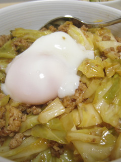 キャベツと豚ひき肉の甘辛炒め丼-レシピのメイン写真