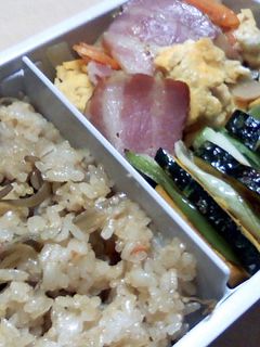 【弁当】鶏ごぼう飯とベーコンと卵の炒め物-レシピのメイン写真