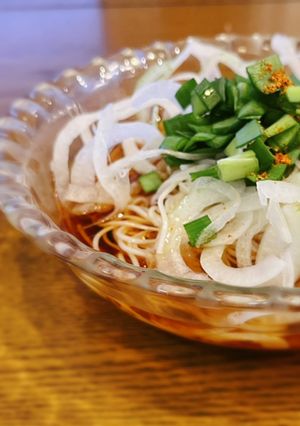 玉ねぎとニラWパンチぶっかけ冷たい麺-レシピのメイン写真