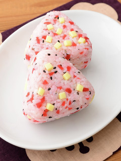 チーズと梅のおにぎり-レシピのメイン写真