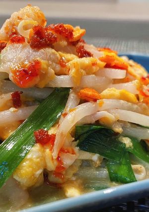 ニラ玉✖️豚もやし(食べるラー油がけ)-レシピのメイン写真