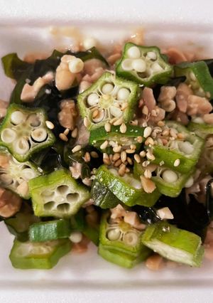 ごま油香る♡おくらとわかめの納豆和え-レシピのメイン写真