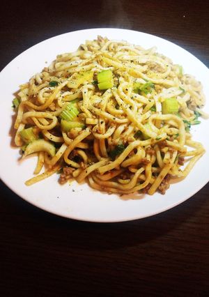 セロリと豚挽き肉のカレー風味焼きうどん-レシピのメイン写真