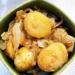 A picture of じゃがいもと玉ねぎの出汁煮.