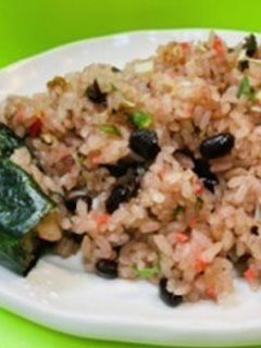 お赤飯チャーハン お赤飯でチャーハン by おまめさん 【クックパッド】 簡単
