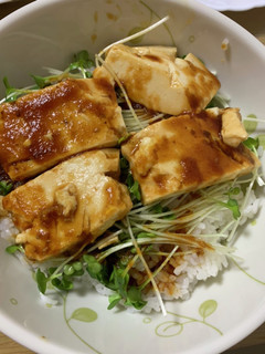 簡単。ガッツリヘルシー豆腐丼-レシピのメイン写真