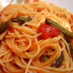 รูปของ トマトとモッツァレラチーズのパスタ