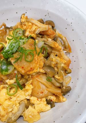 鶏ももとしめじのキムチたまごとじ丼-レシピのメイン写真