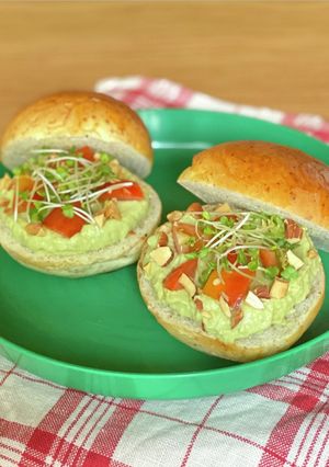 胚芽ロールのアボカドバーガー-レシピのメイン写真